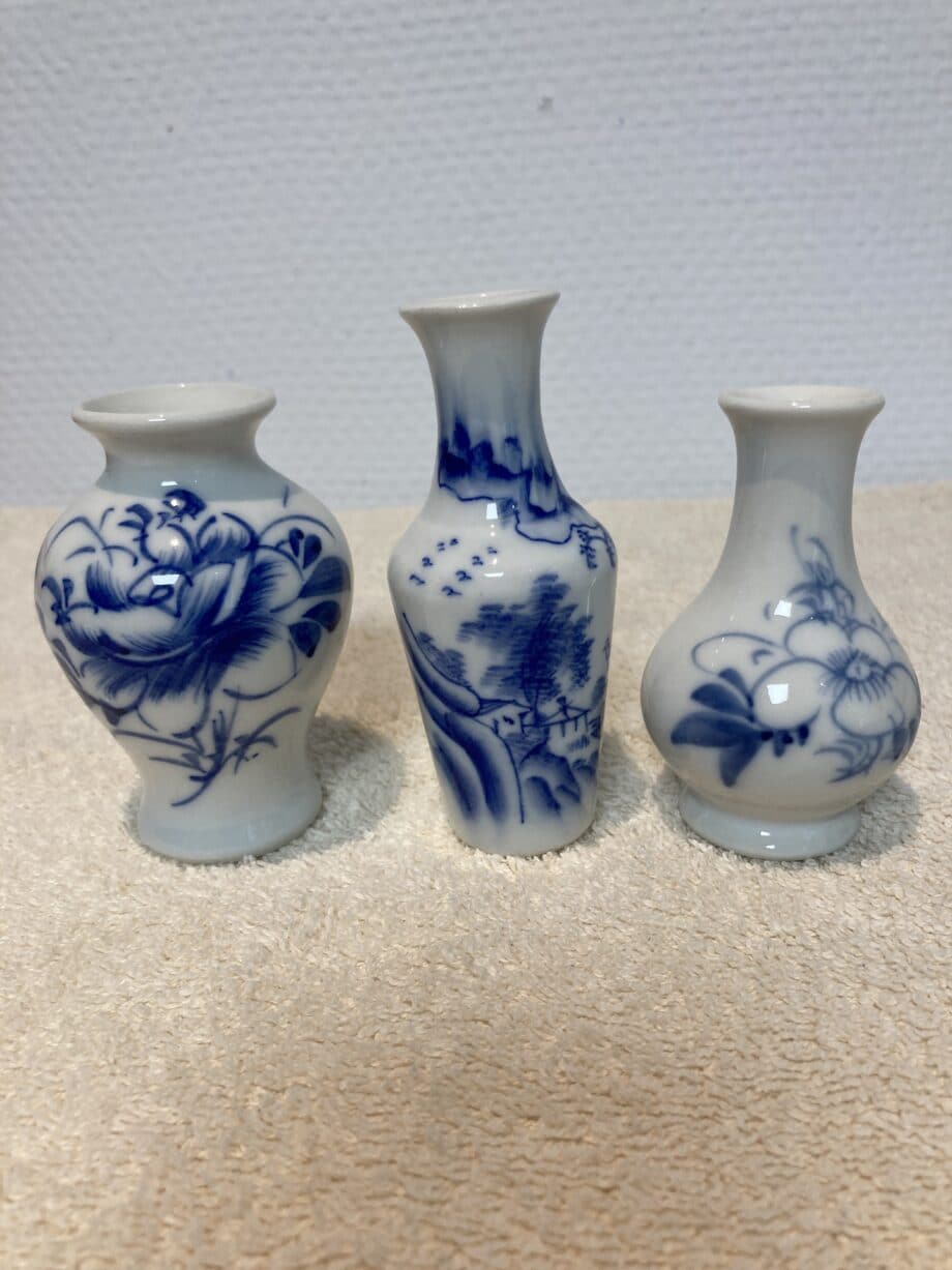 Blue Moon Vintage - Set van drie Chinese miniatuur vaasjes