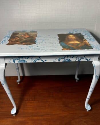 Unieke Victoriaanse bijzettafel van mahoniehout, gerestyled in Swedish Blue met kunst van Leonardo da Vinci. Een sfeervolle, artistieke blikvanger.