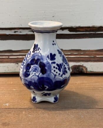 Charmant handbeschilderd Delfts-blauw vaasje met bloemmotieven. Bolvormig met vierkant voetje, 10,5 cm hoog. Sfeervol Hollands sieraardewerk.