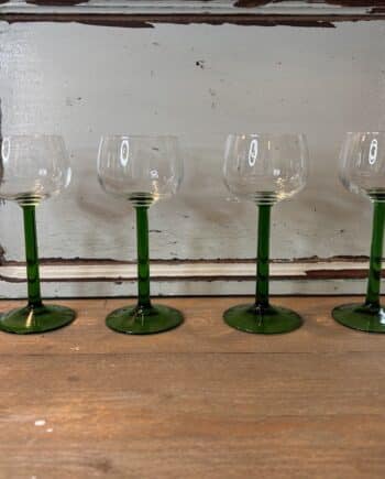 Vintage Luminarc wijnglazen met groene hals en voet uit de jaren ’70. Frans design, ideaal voor witte wijn, dessertwijn of desserts. Set van vier.
