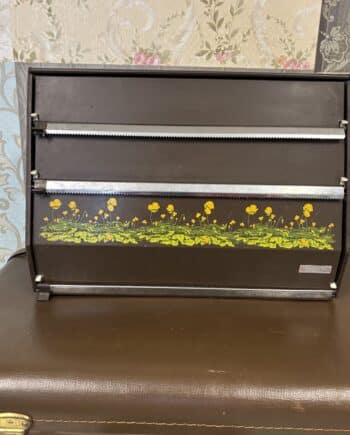 Retro Brabantia Keukenrolhouder. Breng de charme van de jaren '70 - '80 in je keuken met deze prachtige 3-in-1 keukenrolhouder van Brabantia Home Steel.