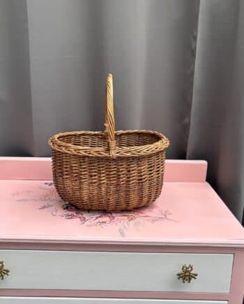 Vintage ovale rieten mand van warm bruin riet met stevig hengsel. Perfect als marktmand, opbergmand of decoratief woonaccessoire.