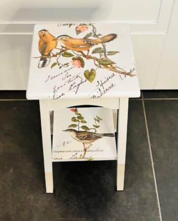 Deze unieke plantentafel is geschilderd in een prachtige neutrale warme tint wit met metallic details en vogel decoraties. Hoogte: 50 cm