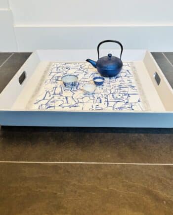 Uniek groot formaat dienblad. Hout met blauw-witte decoupage en luxe afwerking. Perfect als stijlvol centerpiece voor elke ruimte.