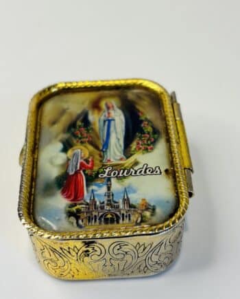 Vintage goudkleurig metalen pillen- of hostiedoosje met afbeelding van o.a. Sainte Bernadette. Fraai Frans doosje uit ca. 1970, in goede conditie.