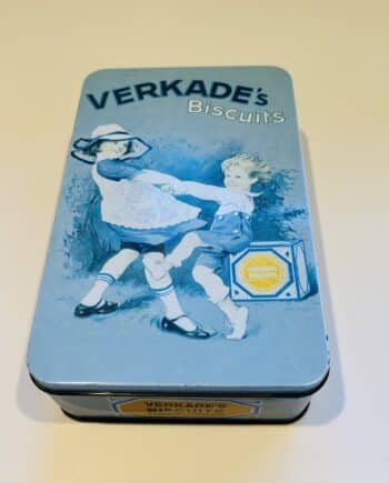 Vintage Verkade koekblik met Dansende Kinderen, gemaakt omstreeks 1987–1995. Rechthoekig lichtblauw blik met los deksel en nostalgisch design.