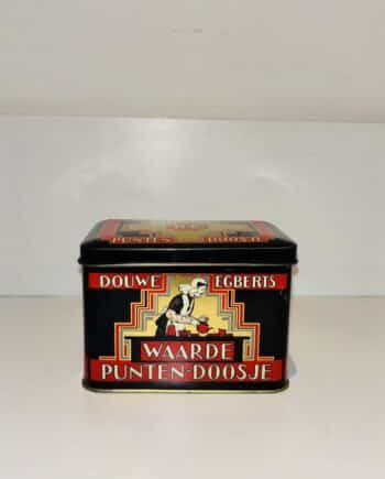 Vintage Douwe Egberts waardepuntendoosje ca. 1984 in art-deco stijl. Rood, zwart en goud metalen DE punten blik in mooie conditie.