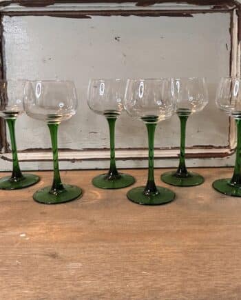 Retro Luminarc wijnglazen uit de jaren 70 met slanke, diepgroene steel en voet. Set van 6 Franse wijnglazen in uitstekende staat. Bekijk ze bij Blue Moon Vintage.
