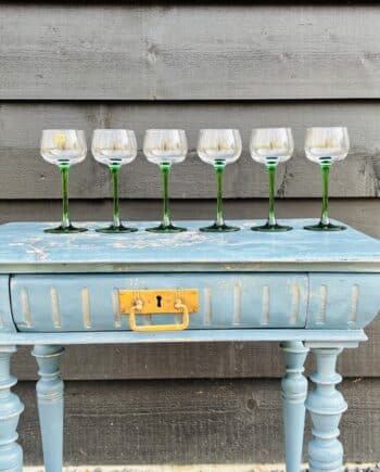 Retro Luminarc glazen met groene hals en voet uit de jaren ’70. Franse kristallen wijnglazen, ideaal voor witte wijn, dessertwijn of desserts.
