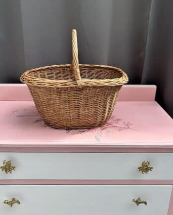 Stijlvolle brocante ovale rieten mand van donker riet met stevig hengsel. Ideaal als marktmand, opberger of decoratief woonaccessoire voor je interieur.