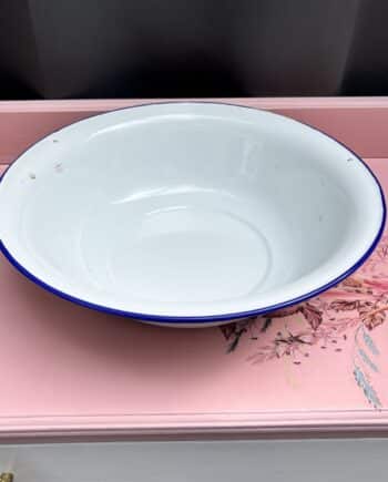 Authentieke brocante wit emaille schaal met blauwe rand. Vintage decoratie voor binnen en buiten. Te gebruiken als plantenbak of woonaccessoire. Ø38,5 cm.