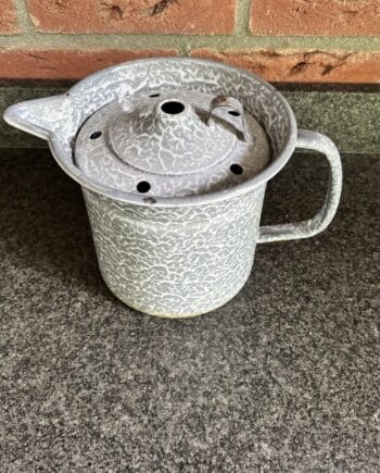 Grijsgemeleerde emaille melkkoker met deksel in retro stijl. Duurzame vintage melkpan, ideaal als keukenaccessoire of decoratie.