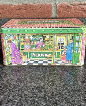 Vintage Pickwick House theeblik van Douwe Egberts uit de jaren ’80-’90. Charmant theehuis ontwerp, decoratief en verzamelwaardig.