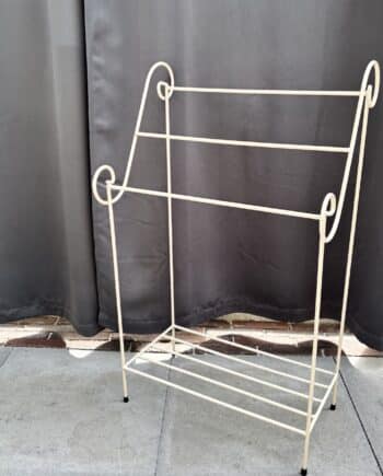 Vintage vrijstaand metalen handdoekenrek in Mid-Century Modern stijl met 3 stangen en draadplank. Ideaal voor handdoeken, dekens en linnengoed.