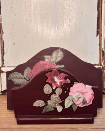 Brocante houten briefhouder in diep paars, gerestyled met bloemen en gouden accenten. Sfeervol voor post, kaarten of servetten.