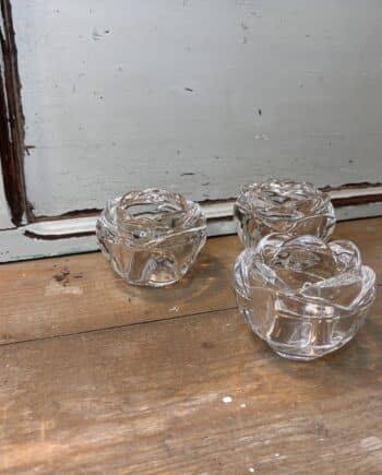 Adria loodkristal waxinelichthouders. Drie vintage waxinelichthouders van het merk Adria in de vorm van een roos. Hoogte 7 cm en diameter 9,5 cm
