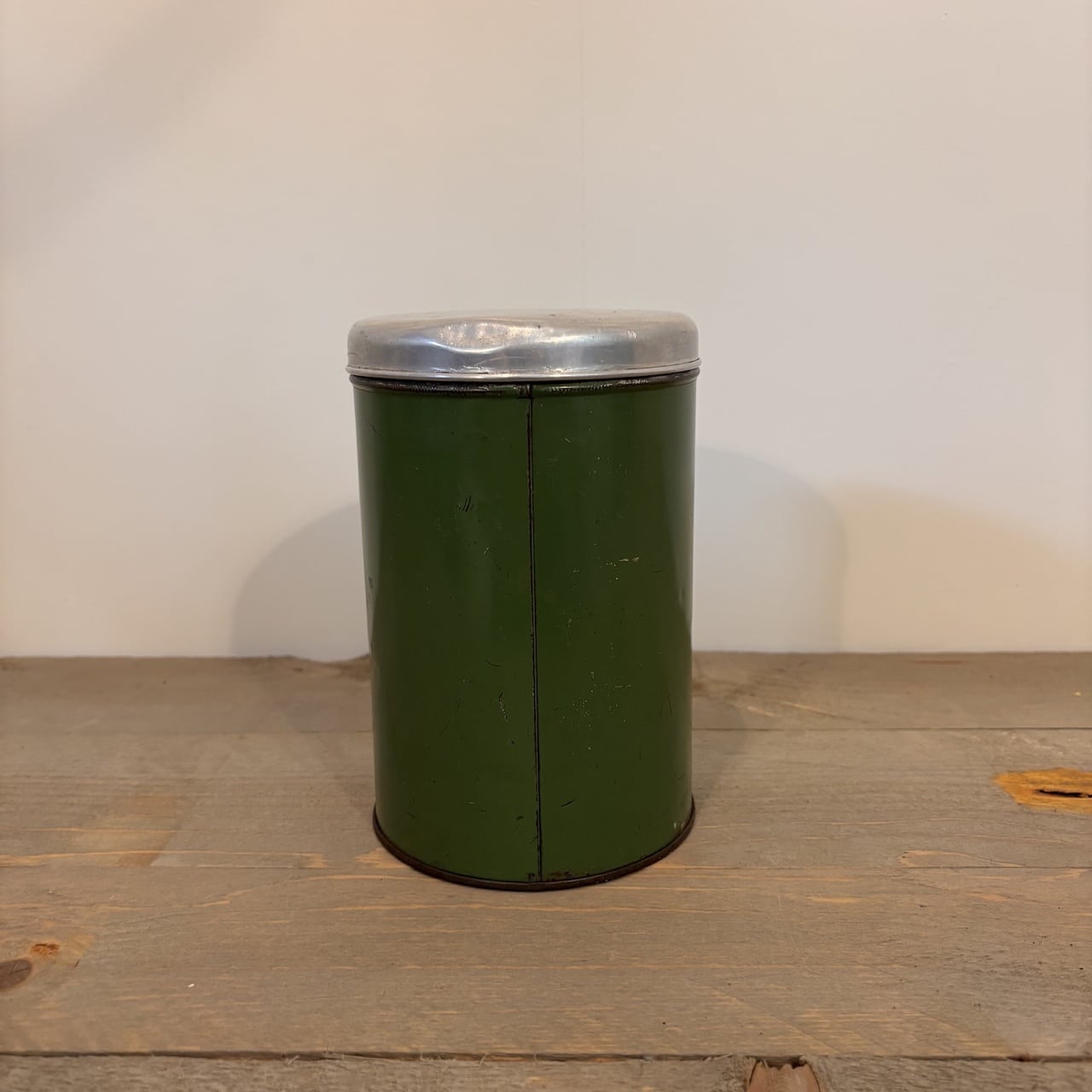 Groen geëmailleerd koffieblik