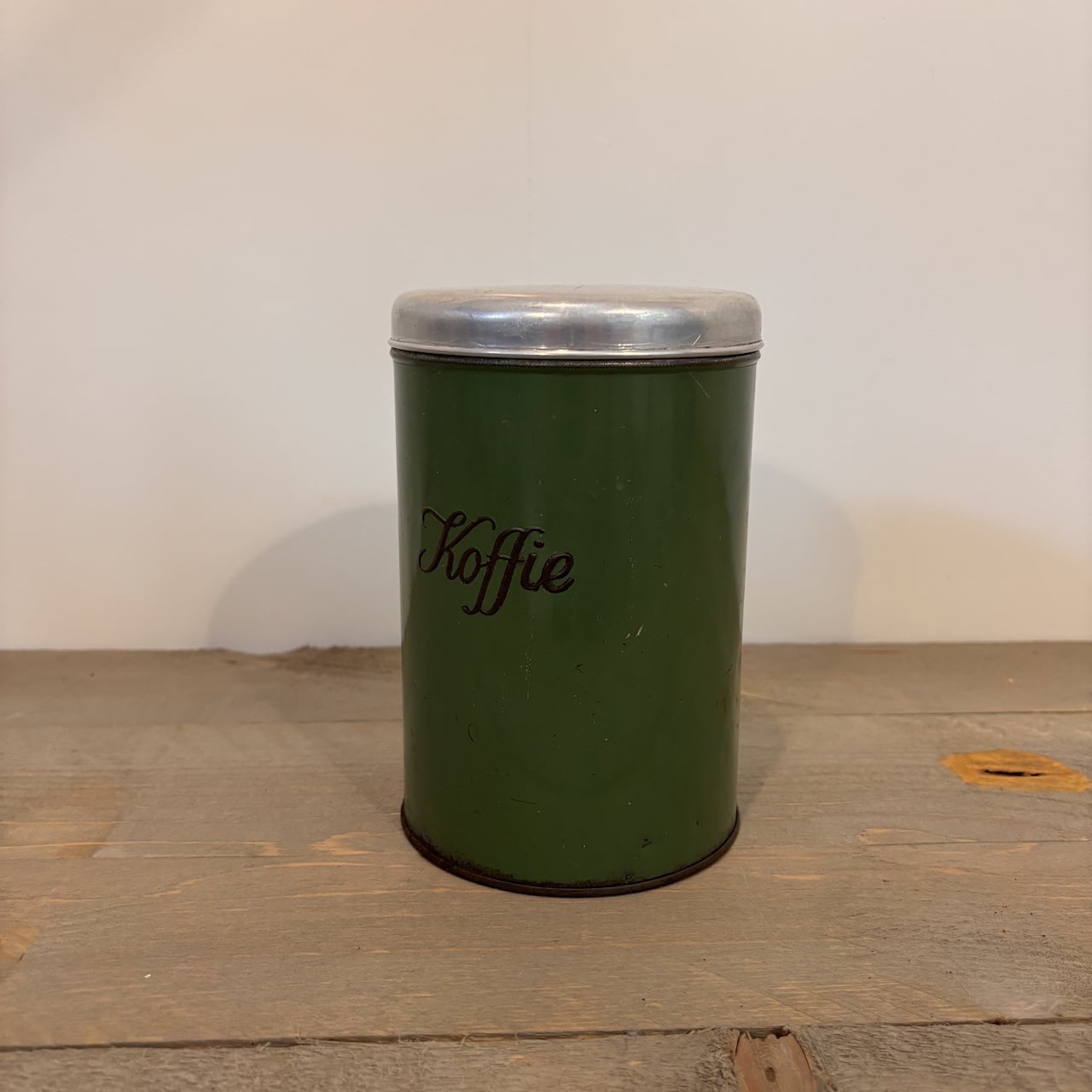 Brocante groen geëmailleerd koffieblik uit circa 1950-1960. Met zwart cursief opschrift, aluminium deksel en een mooie nostalgische uitstraling.