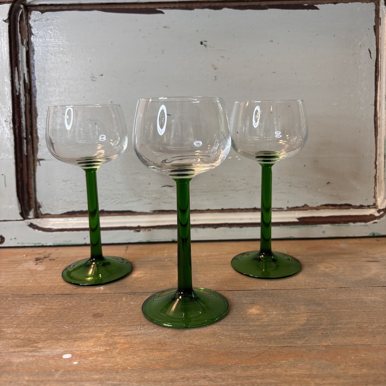 Vintage Luminarc wijnglazen uit de jaren 70 met diepgroene steel en voet. Set van 3 Franse wijnglazen in uitstekende staat. Bekijk ze bij Blue Moon Vintage.